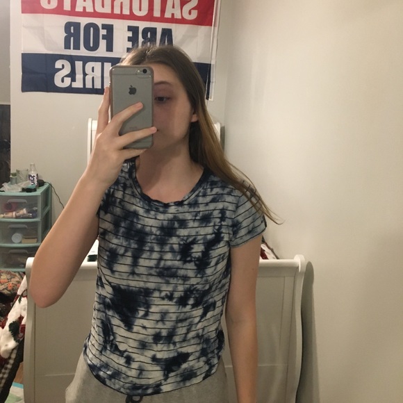 American Eagle White and Blue shirt w/ Black lines - Picture 1 of 4